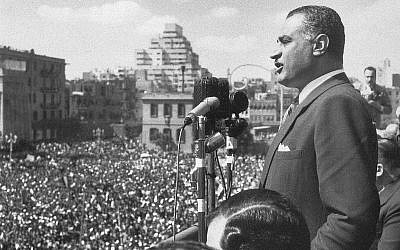 Gamal Abdel Nasser, président de l'Egypte, s'adresse à une foule immense réunie sur la Place de la République, Le Caire, 22 février 1958, depuis un balcon du bâtiment de l'Union Nationale. (AP Photo)