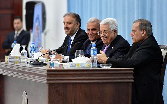 Le président de l'AP Mahmoud Abbas s'adresse aux eaux journalistes palestiniens et arabes au siège présidentiel de l'AP, le 3 juillet 2019 (Crédit : Wafa) Le président de l'AP Mahmoud Abbas s'adresse aux eaux journalistes palestiniens et arabes au siège présidentiel de l'AP, le 3 juillet 2019 (Crédit : Wafa)