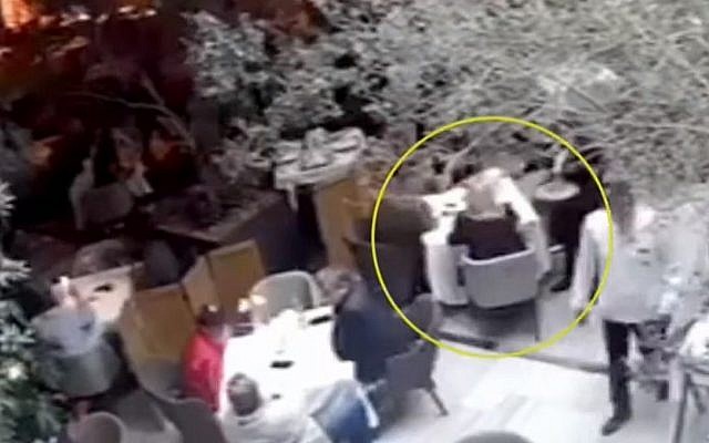 Capture d'écran d'une vidéo montrant une femme avec une perruque blonde parlant avec deux Israéliens qui ont été assassinés un peu plus tard par des assassins présumés à Mexico, le 27 juillet 2019 (Capture d'écran : YouTube) Capture d'écran d'une vidéo montrant une femme avec une perruque blonde parlant avec deux Israéliens qui ont été assassinés un peu plus tard par des assassins présumés à Mexico, le 27 juillet 2019 (Capture d'écran : YouTube)