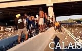 Capture d’écran de la vidéo censée montrer une émeute à Calais, alors qu’elle a en fait été tournée en Israël suite à la mort de Solomon Tekah. (Twitter)