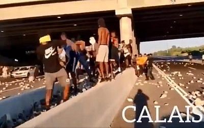 Capture d’écran de la vidéo censée montrer une émeute à Calais, alors qu’elle a en fait été tournée en Israël suite à la mort de Solomon Tekah. (Twitter)