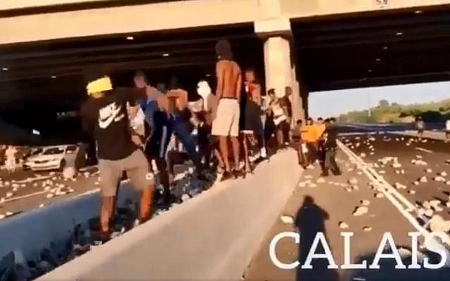 Capture d’écran de la vidéo censée montrer une émeute à Calais, alors qu’elle a en fait été tournée en Israël suite à la mort de Solomon Tekah. (Twitter) Capture d’écran de la vidéo censée montrer une émeute à Calais, alors qu’elle a en fait été tournée en Israël suite à la mort de Solomon Tekah. (Twitter)