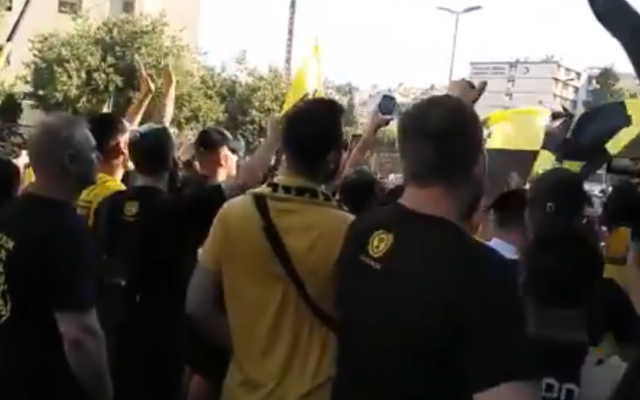 Des supporters du Beitar Jerusalem scandent des slogans contre Ali Mohamed durant un match d'entraînement, le 10 juillet 2019. (Crédit : Twitter)