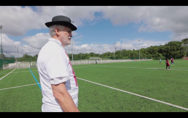 Michel Sarfaty, rabbin de Ris-Orangis et président de l’Association judéo-musulmane de France, sur le côté du terrain de foot. (Crédit photo : Capture d’écran France Info)