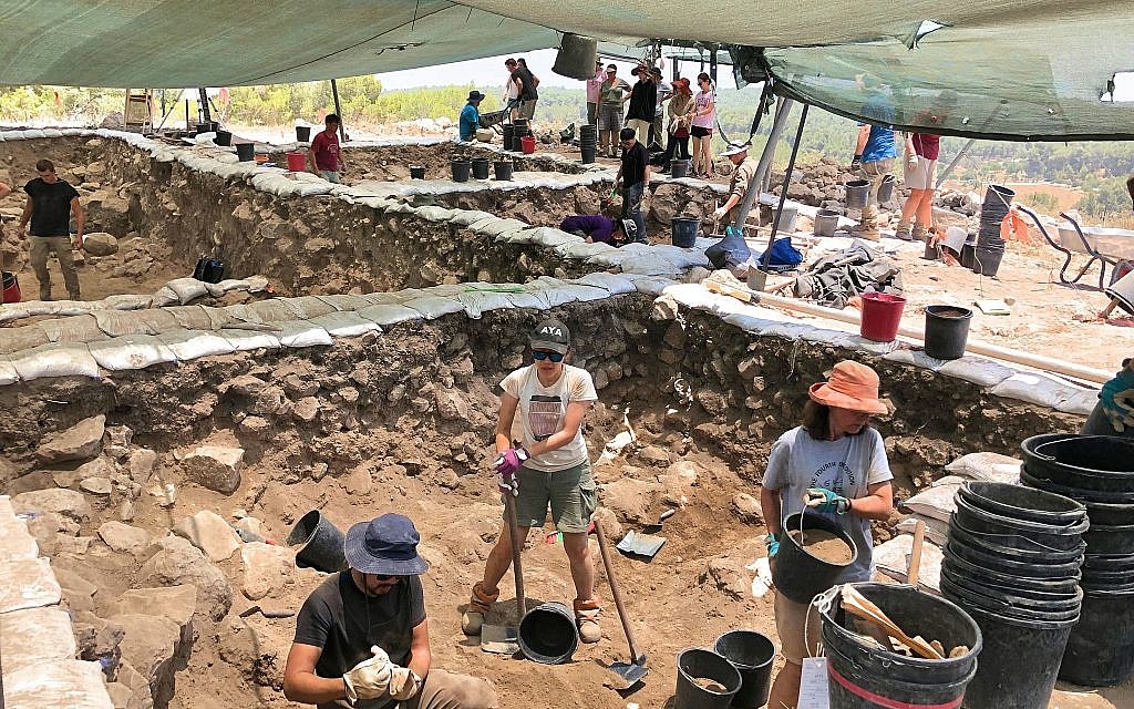 Des bénévoles travaillent sur le site des fouilles de Khirbet a-Rai qui pourrait être celui de la ville biblique de Ziklag, le 8 juillet 2019 (Crédit :  Amanda Borschel-Dan/Times of Israel)