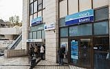 Illustration : Des Israéliens devant la banque Leumi à Jérusalem, le 16 novembre 2014. (Crédit : Yonatan Sindel/Flash90)