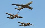 Un Boeing 707 de ravitaillement et des avions de transport C-130 Hercules font une démonstration lors d'une cérémonie pour les soldats diplômés de la formation de vol de l'armée de l'air, sur la base aérienne Hatzerim dans le désert du Negev, le 28 juin 2016 (Crédit :  Ofer Zidon/Flash90)