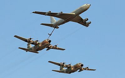 Un Boeing 707 de ravitaillement et des avions de transport C-130 Hercules font une démonstration lors d'une cérémonie pour les soldats diplômés de la formation de vol de l'armée de l'air, sur la base aérienne Hatzerim dans le désert du Negev, le 28 juin 2016 (Crédit :  Ofer Zidon/Flash90)