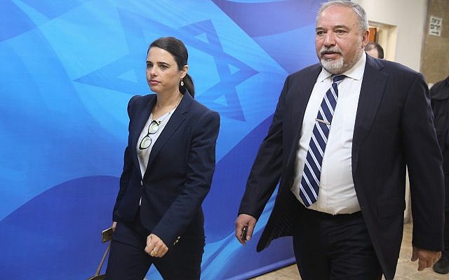 Le ministre de la Défense de l'époque Avigdor Liberman et la ministre de la Justice d'alors Ayelet Shaked arrivent à la réunion hebdomadaire de cabinet au bureau du Premier ministre de Jérusalem, le 17 juin 2018 (Crédit : Marc Israel Sellem/POOL) Le ministre de la Défense de l'époque Avigdor Liberman et la ministre de la Justice d'alors Ayelet Shaked arrivent à la réunion hebdomadaire de cabinet au bureau du Premier ministre de Jérusalem, le 17 juin 2018 (Crédit : Marc Israel Sellem/POOL)