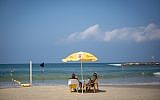 Des gens profitent de la plage à Tel Aviv, par une chaude journée d'été, le 29 août 2018. (Miriam Alster/FLASH90)