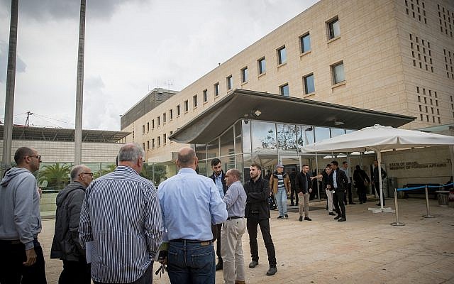 Des gens réunis devant le bâtiment du ministère des Affaires étrangères de Jérusalem, le 15 novembre 2018 (Crédit : Yonatan Sindel/Flash90) Des gens réunis devant le bâtiment du ministère des Affaires étrangères de Jérusalem, le 15 novembre 2018 (Crédit : Yonatan Sindel/Flash90)