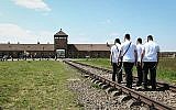 Participants à la Marche des vivants au camp d'Auschwitz-Birkenau, en Pologne, alors qu'Israël célèbre la Journée annuelle de Yom HaShoah, le 1er mai 2019. (Yossi Zeliger/Flash90)