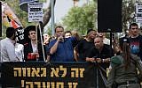 Illustration : Benzi Gopstein, membre d'Otzma Yehudit, avec le micro, chef du groupe radical Lehava, dirigeant une manifestation contre la Gay Pride de Jérusalem, le 6 juin 2019. (Crédit : Yonatan Sindel/Flash90)