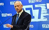 Le chef du parti Kakhol lavan, le député Benny Gantz, prend la parole lors d'une conférence de presse à Tel Aviv, le 26 juin 2019. (Flash90)