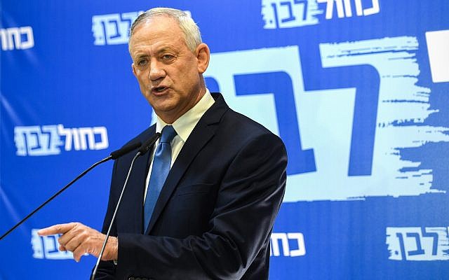 Le chef du parti Kakhol lavan, le député Benny Gantz, prend la parole lors d'une conférence de presse à Tel Aviv, le 26 juin 2019. (Flash90)
