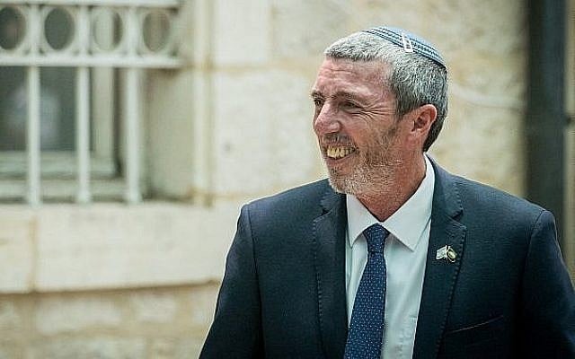 Le ministre de l'Education Rafi Peretz au ministère de l'Education à Jérusalem, le 26 juin 2019 (Crédit : Yonatan Sindel/Flash90) Le ministre de l'Education Rafi Peretz au ministère de l'Education à Jérusalem, le 26 juin 2019 (Crédit : Yonatan Sindel/Flash90)