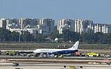 Les sauveteurs rejoignent l'avion Boeing 737 endommagé sur la piste de l'aéroport Ben Gurion peu après son atterrissage en toute sécurité, malgré la crevaison d'un pneu, le 1er juillet 2019. (Flash90)