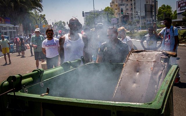 Des militants et des Israéliens issus de la communauté éthiopienne manifestent après que Solomon Tekah a été abattu par un policier  à Kiryat Ata le 1er juillet 2019. (Crédit : Meir Vaknin/Flash90)