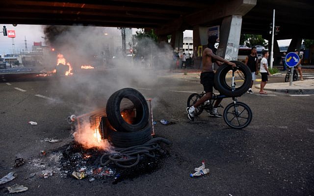 Des militants et des Israéliens issus de la communauté éthiopienne manifestent après que Solomon Tekah a été abattu par un policier  à Kiryat Ata le 1er juillet 2019. (Crédit : Meir Vaknin/Flash90)