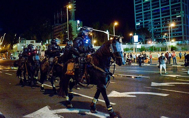 Des policiers israéliens lors d'une manifestation après la mort de Solomon Tekah, un Israélien d'origine éthiopienne de 19 ans, tué quelques jours auparavant à Kiryat Haim par un policier qui n'était pas en service, à Tel Aviv, le 2 juillet 2019. (Adam Shuldman/Flash90) Des policiers israéliens lors d'une manifestation après la mort de Solomon Tekah, un Israélien d'origine éthiopienne de 19 ans, tué quelques jours auparavant à Kiryat Haim par un policier qui n'était pas en service, à Tel Aviv, le 2 juillet 2019. (Adam Shuldman/Flash90)