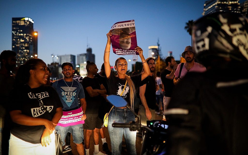 Les Israéliens d'origine éthiopienne et leurs soutiens manifestent après la mort de Solomon Tekah, 19 ans, abattu par un policier hors service à Kiryat Haim à Tel Aviv, le 2 juillet 2019 (Crédit : Hadas Parush/Flash90) Les Israéliens d'origine éthiopienne et leurs soutiens manifestent après la mort de Solomon Tekah, 19 ans, abattu par un policier hors service à Kiryat Haim à Tel Aviv, le 2 juillet 2019 (Crédit : Hadas Parush/Flash90)