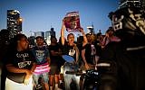 Les Israéliens d'origine éthiopienne et leurs soutiens manifestent après la mort de Solomon Tekah, 19 ans, abattu par un policier hors service à Kiryat Haim à Tel Aviv, le 2 juillet 2019 (Crédit : Hadas Parush/Flash90)