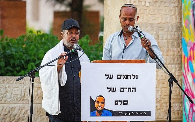 Worka Tekah s'exprime à une cérémonie en mémoire de son fils Solomon Tekah, tué par balle par un policier hors-service à Haïfa, le 10 juillet 2019 (Crédit : Flash90)