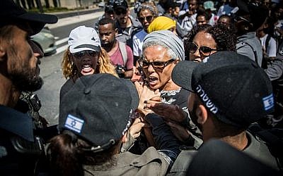 La police arrête des manifestants alors que les Éthiopiens et leurs partisans manifestent contre la violence et la discrimination policières après la mort de l'Éthiopien Solomon Tekah, 19 ans, abattu il y a quelques jours à Kiryat Haim par un policier non en service, le 15 juillet 2019, à Jérusalem. (Yonatan Sindel/Flash90)