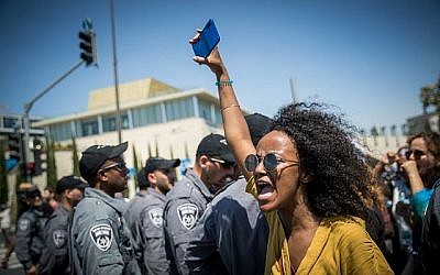 Des Éthiopiens et leurs partisans manifestent contre la violence et la discrimination policières après la mort de l'Éthiopien Solomon Tekah, 19 ans, abattu il y a quelques jours à Kiryat Haim par un policier non en service, le 15 juillet 2019, à Jérusalem. (Yonatan Sindel/Flash90)