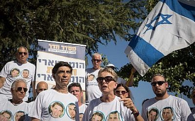 Les parents endeuillés de Hadar Goldin et d'autres membres de la famille et sympathisants se rassemblent à l'extérieur de la cérémonie commémorative d'État pour l'opération Bordure protectrice au Mont Herzl, le 23 juillet 2019. (Crédit : Noam Revkin Fenton/Flash90)
