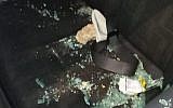 Des éclats de verre dans une voiture endommagée par des jets de pierre en Cisjordanie, le 27 juillet 2019 (Autorisation :  Hatzalah)