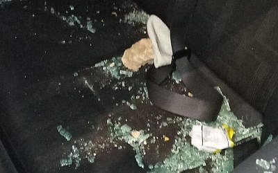 Des éclats de verre dans une voiture endommagée par des jets de pierre en Cisjordanie, le 27 juillet 2019 (Autorisation :  Hatzalah)
