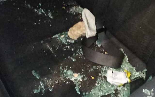 Des éclats de verre dans une voiture endommagée par des jets de pierre en Cisjordanie, le 27 juillet 2019 (Autorisation : Hatzalah) Des éclats de verre dans une voiture endommagée par des jets de pierre en Cisjordanie, le 27 juillet 2019 (Autorisation : Hatzalah)
