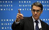 Illustration : Kenneth Roth, directeur exécutif de  Human Rights Watch, pendant la conférence de presse annuelle de l'ONG à Berlin, en Allemagne, le 21 janvier 2014 (Crédit :  Michael Sohn/AP)