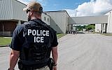 Un agent de l'immigration américain s'apprête à arrêter des immigrants sans papiers à Salem, le 19 juin 2018. (Crédit : Smith Collection/Gado/Getty Images via JTA)