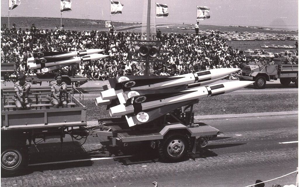 Les missiles de défense aérienne Hawk sont conduits lors d'un défilé militaire à Tel Aviv le jour de l'Indépendance, le 6 mai 1965. (Avraham Amir/Wikimedia)