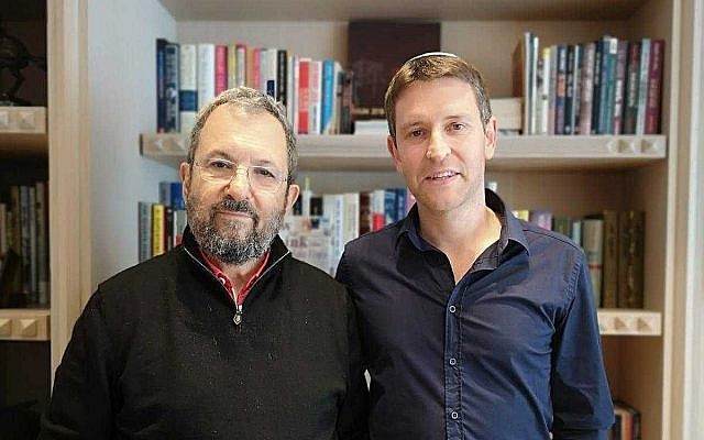 L'ex-candidat du parti Travailliste Yair Fink, à droite, avec l'ex-Premier ministre Ehud Barak, le 30 juin 2019 (Autorisation) L'ex-candidat du parti Travailliste Yair Fink, à droite, avec l'ex-Premier ministre Ehud Barak, le 30 juin 2019 (Autorisation)