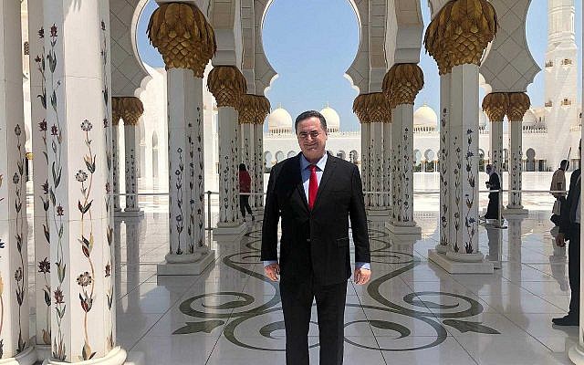 Le ministre des Affaires étrangères Israel Katz au centre de la grande mosquée Sheikh Zayed à Abu Dhabi (Autorisation : Bureau de Katz) Le ministre des Affaires étrangères Israel Katz au centre de la grande mosquée Sheikh Zayed à Abu Dhabi (Autorisation : Bureau de Katz)