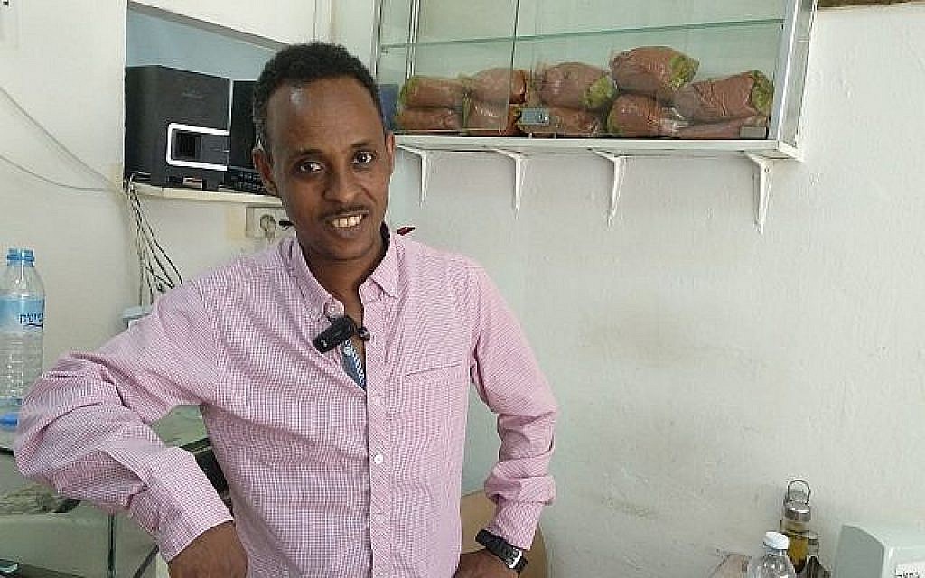 Tsegay Berhe, artiste érythréen, à Tel Aviv le 9 juillet 2019. (Melanie Lidman/Times of Israel)