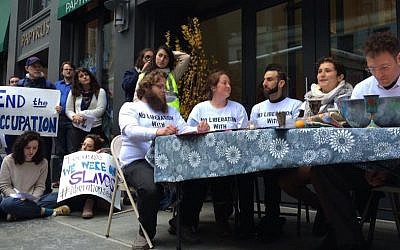 Photo d'illustration : Des militants de IfNotNow devant le bureau de l'AIPAC à Boston, le 19 avril 2016. (Facebook via JTA)