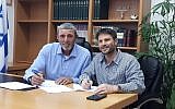 Le leader du parti HaBayit HaYehudi Rafi Peretz (à gauche) et celui de l'Union nationale Bezalel Smotrich signent un accord de renouvellement de l'alliance électorale de l'Union des partis de droite, le 9 juillet 2019 (Autorisation)