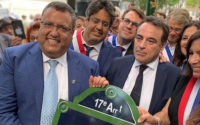 Le maire de Jérusalem, Moshe Lion, à gauche, Joel Mergui, présidente l'organisation juive communautaire du Consistoire, et la maire de Paris Anne Hidalgo lors de l'inauguration de la place de Jérusalem à Paris, dans le 17ème arrondissement (Autorisation : Mairie de Jérusalem)