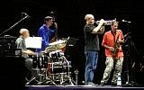 Concert de "Masada": Joey Baron,, Greg Cohen (b), Dave Douglas, et, John Zorn (au saxophone). (Crédit : CC BY 2.0)