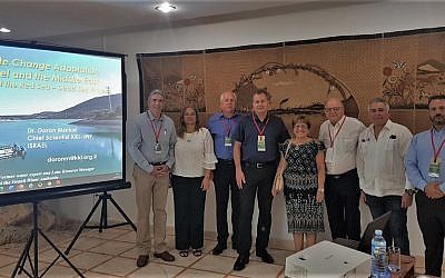 Doron Markel, à gauche, avec les membres de la communauté juive de Cuba et les leaders du KKL-JNF à la Havane, à Cuba, en juillet 2019 (Autorisation : KKL-JNF)