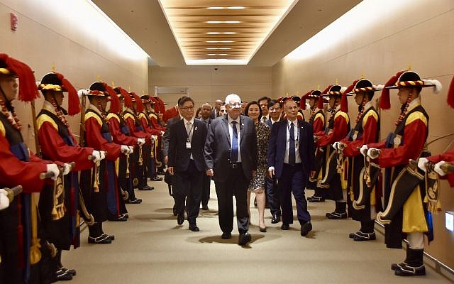 Le président Reuven Rivlin arrive en visite officielle en Corée du Sud, le 14 juillet 2019. (Crédit : Tomer Reichman (autorisation)/GPO) Le président Reuven Rivlin arrive en visite officielle en Corée du Sud, le 14 juillet 2019. (Crédit : Tomer Reichman (autorisation)/GPO)