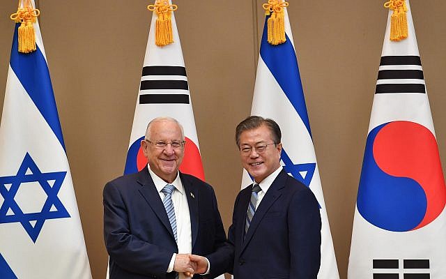 Le président Reuven Rivlin rencontre son homologue sud-coréen, Moon Jae-in; à Séoul, le 15 juillet 2019 (Crédit : Kobi Gideon/GPO) Le président Reuven Rivlin rencontre son homologue sud-coréen, Moon Jae-in; à Séoul, le 15 juillet 2019 (Crédit : Kobi Gideon/GPO)