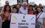 Le candidat démocrate Bernie Sanders à la présidence en 2020 posant avec des bénévoles du groupe IfNotNow dans le New Hampshire, le 29 juin 2019. (Autorisation : IfNotNow via JTA)
