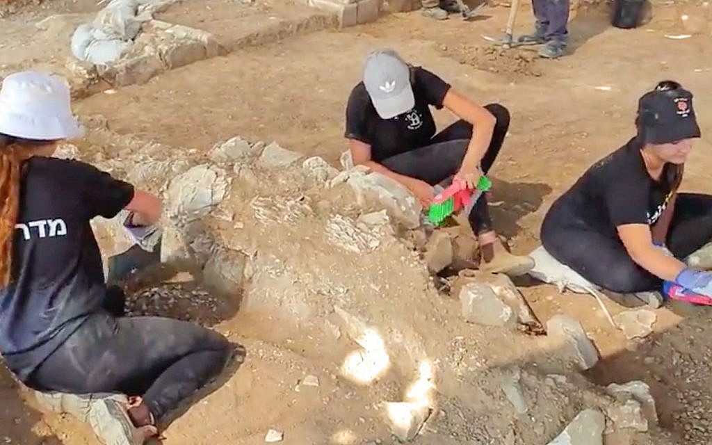 Des jeunes de la région participent aux fouilles d'une mosquée du tout début du VIIe-VIIIe siècle près de Rahat, en prévision d'une extension du quartier, en juillet 2019. (Anat Rasiuk/Autorité israélienne des Antiquités)
