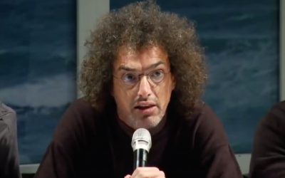 Le journaliste de Globes Dror Feuer lors d'un débat en 2013 (Capture d'écran /YouTube)