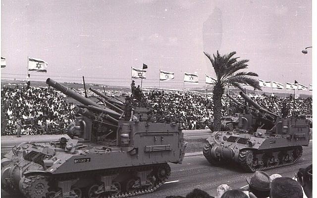 Les canons autotractés M-50 prennent part à un défilé militaire à Tel Aviv le jour de l'Indépendance, le 6 mai 1965. (Avraham Amir/Wikimedia)